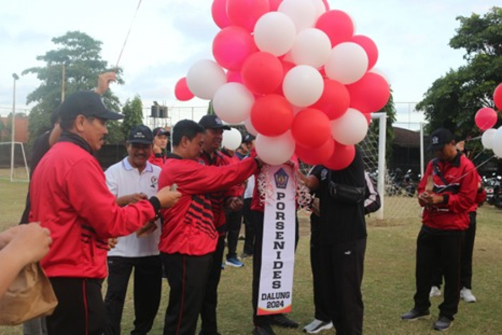 Penuh Makna, Desa Dalung Lepaskan Burung Perkutut dan Balon pada Pembukaan PORSENIDES Dalung 2024